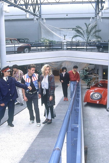 Порнозвезды эпохи семидесятых получают сперму в рот после анала во время группового секса 1