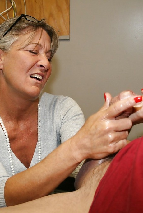 Озорная зрелая леди в очках чувственно дрочит большой член 16