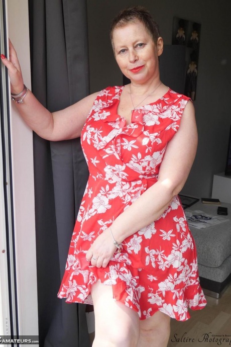 Зрелая шикарная любительница София обнажает свою большую задницу и киску в красных туфлях на каблуках 2