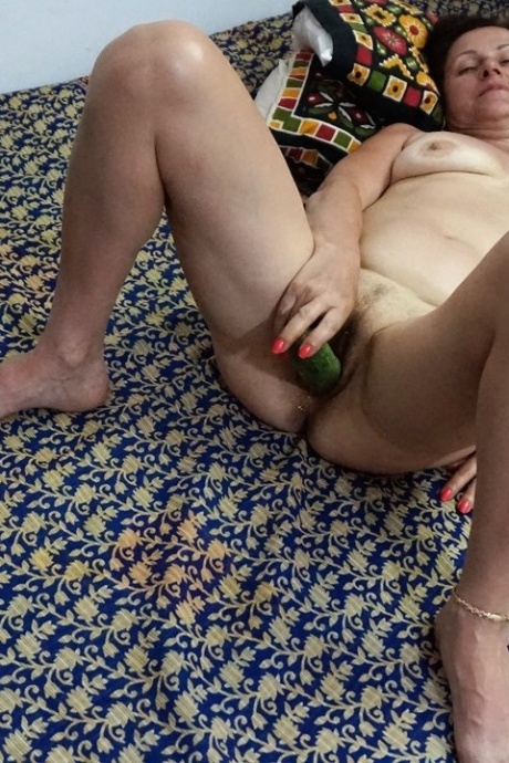 Пожилая брюнетка Диана Ананта мастурбирует на своей кровати секс-игрушкой 10