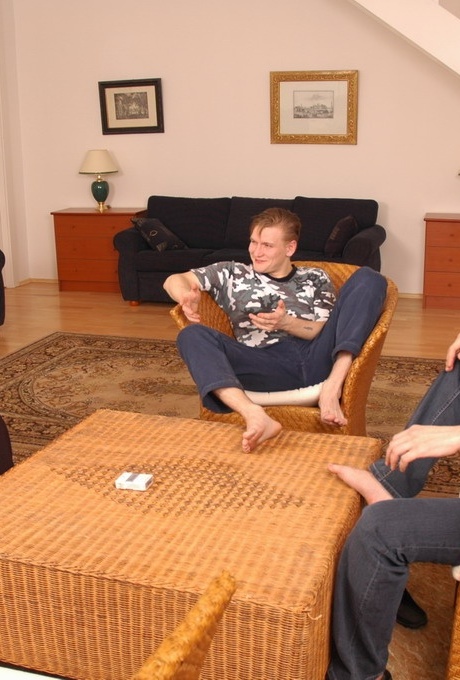 Рыжеволосая постарше сосет один член, в то время как другой трахает ее возбужденную киску 1