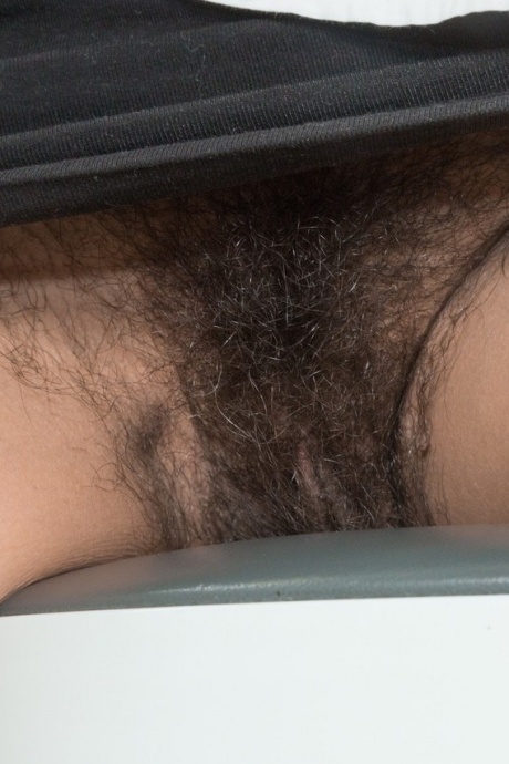 Уродливая Ананда Рэй сгибается пополам, чтобы по-настоящему показать свою очень волосатую киску крупным планом 2