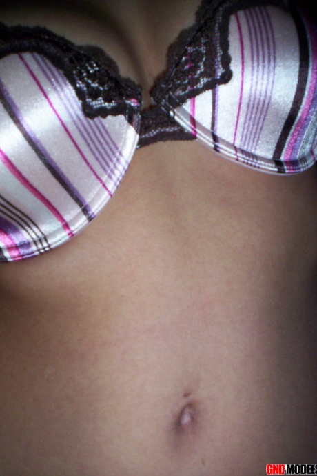 Молоденькая брюнетка Никки делает соблазнительные селфи в безопасности для работы, раздеваясь 7