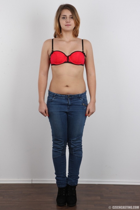 Девушка-любитель Петра крепко держит свое лицо, когда раздевается, чтобы предстать обнаженной 4