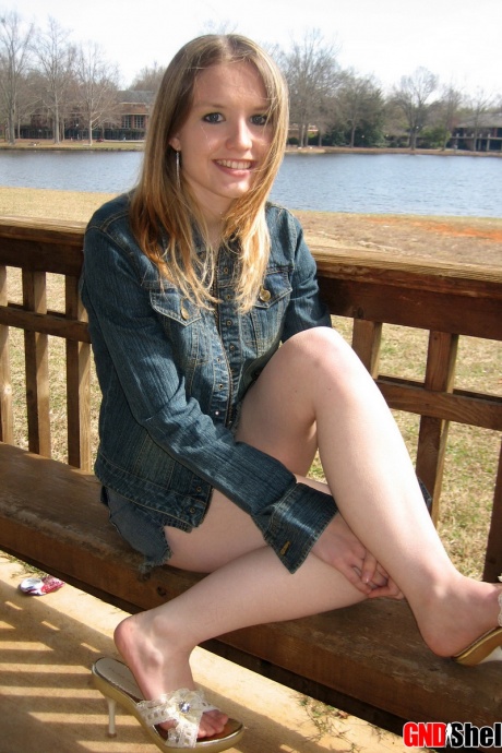 Симпатичная распутная молоденькая Шелби сверкает своими твердыми сосками у озера в общественном парке 4