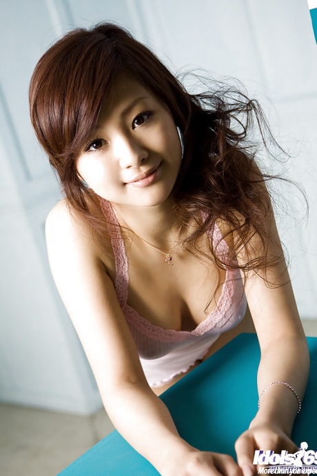 Грудастая азиатка Сузука Исикава снимает свое нижнее белье 7