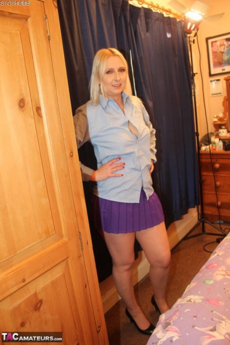 Британскую любительницу Трейси Лейн трахают в жопу во время секса от первого лица 1