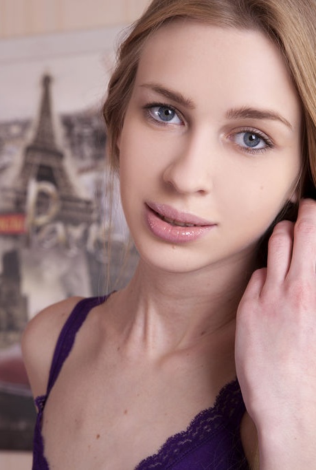 Стройная белая молоденькая Иванка теребит пальцами свою киску в носках на своей кровати 1