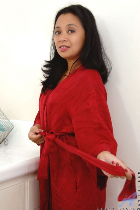 Зрелая азиатка Лаки Старр мастурбирует до оргазма на своем туалетном столике 1