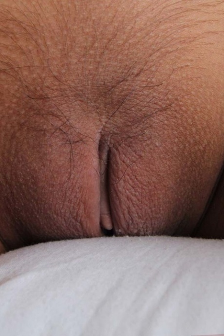 Филиппинская мамаша раздевается перед тем, как дрочить и трахать фаранга 6