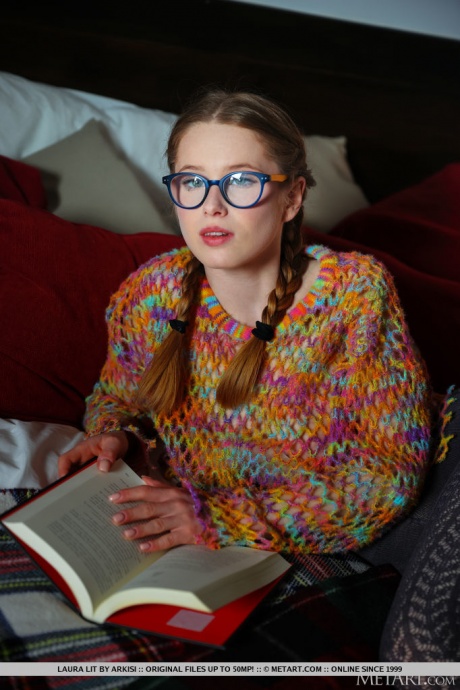 Молодая девушка Лора Лит раздевается догола, ее волосы заплетены в косички 1