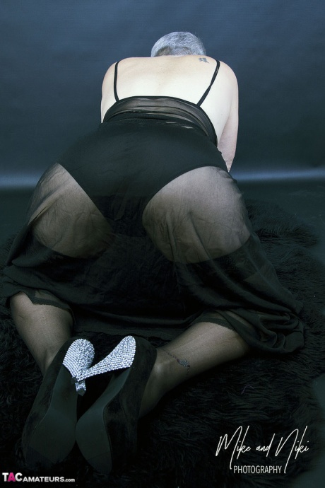 Толстая старуха Савана позирует не обнаженной в черном нижнем белье и прозрачных чулках 11