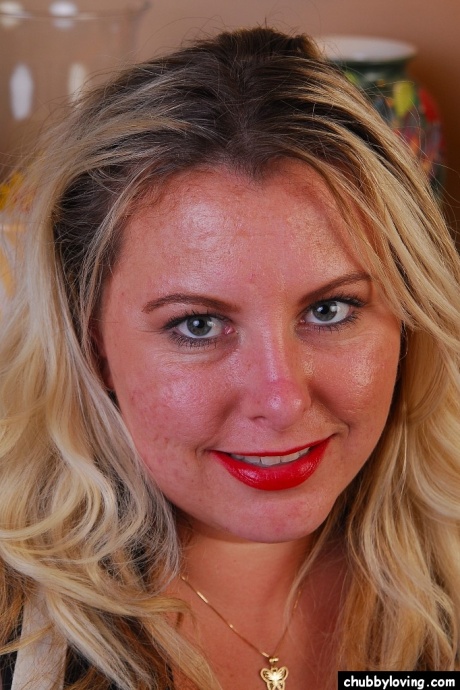 Блондинка толстушки Тони с большой грудью обнажает свои чулки и трусики 1