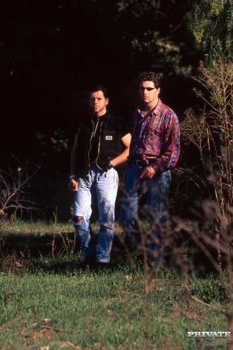 Сексуальную блондинку обезьянку Монро трахают толпой возле елей 4