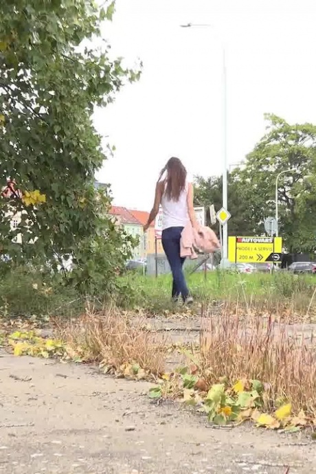 Сексуальная девушка Синтия Веллонс прячется за деревьями, чтобы пописать 15