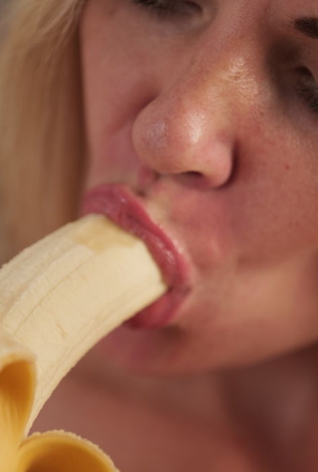 Сегодня солнечный летний день, но для сексуальной латвийской блондинки Кати Джи никогда не бывает слишком жарко 3