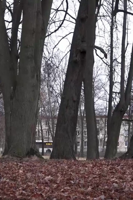 Расстроенная девушка Рита стягивает колготки, чтобы пописать во время прогулки по лесу 1