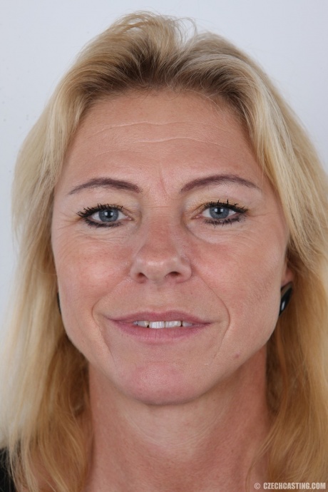 Голая зрелая Зденка позирует обнаженной для любительского порно 1