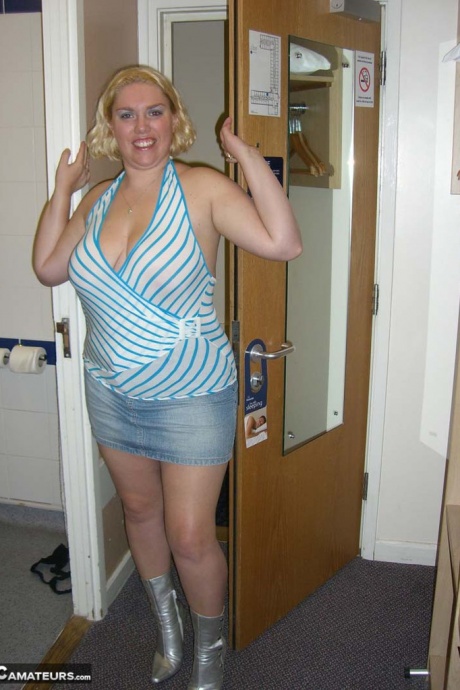 Пожилая блондинка Барби отсасывает член после того, как разделась догола в гостиничном номере 2