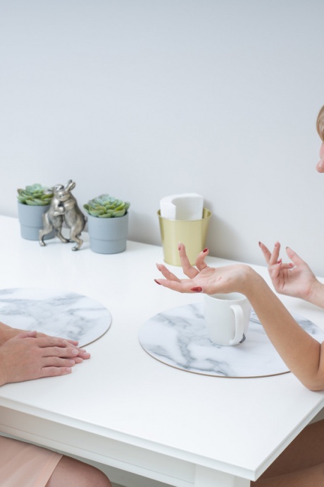 Лесбиянка постарше подцепляет девочку-подростка в парке и отвозит ее домой для лесбийского секса 7