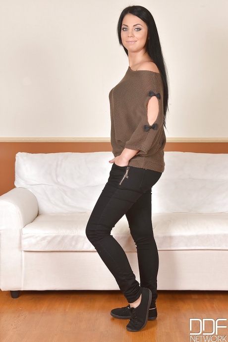 Длинноногая европейская красотка Сьюзи Фокс демонстрирует сексуальные босые ножки после снятия джинсов 1