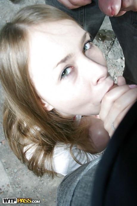 Подобранная шлюшка-подросток подставляет голову и получает жесткий трах 13