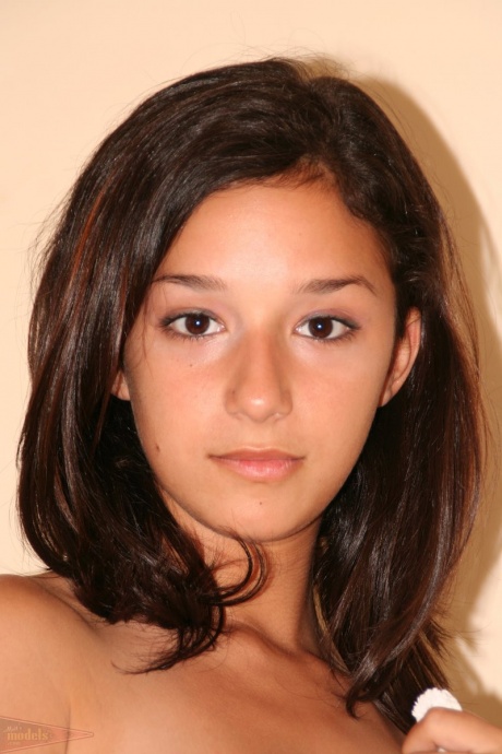 Худенькая молоденькая Саммер великолепно позирует обнаженной в своей квартире-студии 1