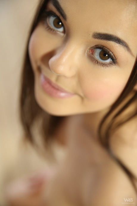 Очаровательная молоденькая Ли Мун демонстрирует свое красивое тело в полностью обнаженных сольных позах 6