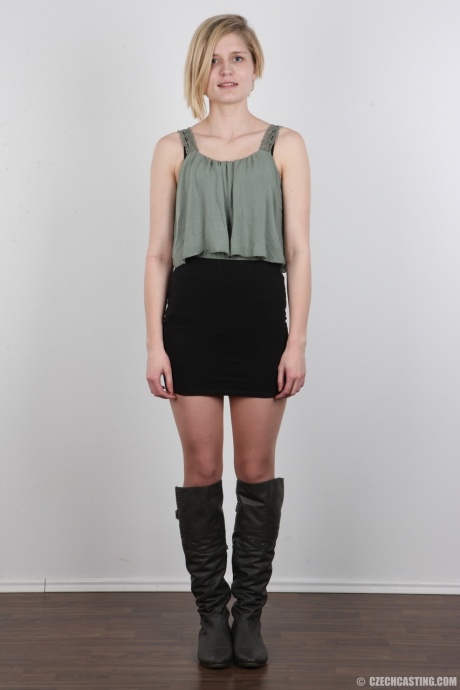Блондинка-любительница из Чехословакии пробует себя в роли обнаженной модели 2