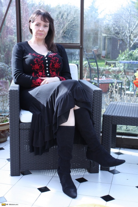 Горячая зрелая жена сбрасывает длинную юбку, чтобы позировать в сапогах со свисающими отвисшими сиськами 1