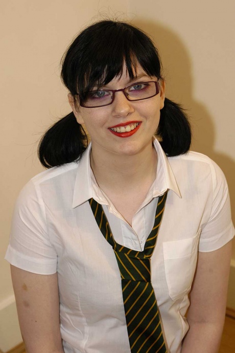 Брюнетка Джессика Ло получает сперму на очки во время вечеринки буккаке 1