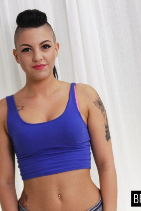 Татуированная молоденькая Рэйчел Мадори жестко трахается на диване для кастинга 3