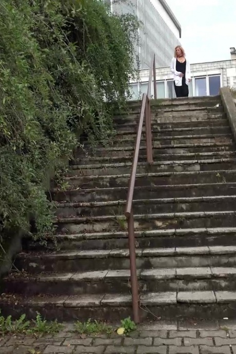 Симпатичную блондинку Крисси заперли дома, поэтому она писает на ступеньки 1