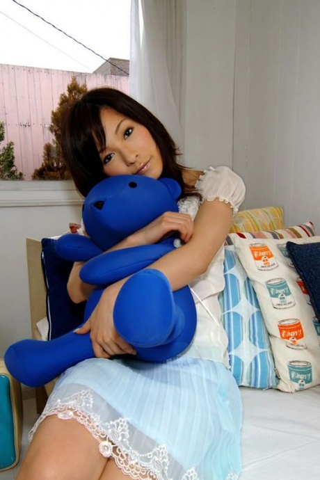 Японская молоденькая Кахо Касуми обнажает большие сиськи и попку во время смены нижнего белья 8