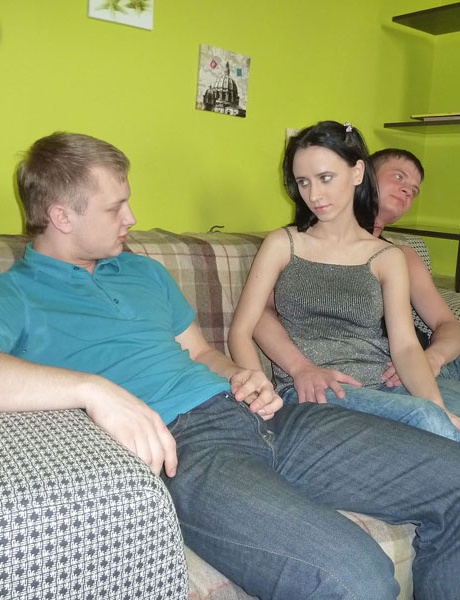 Молодая подружка брюнетка дергает за член своего парня, пока скачет верхом на другом парне 1