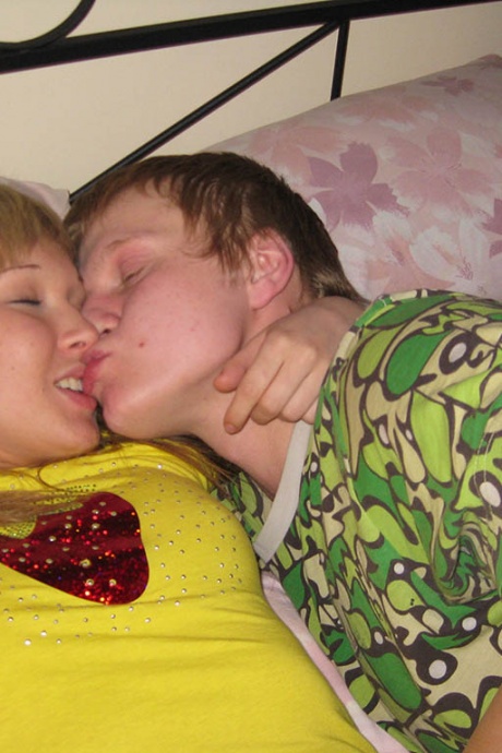 Симпатичная блондинка и ее парень делают селфи, трахаясь на кровати 3