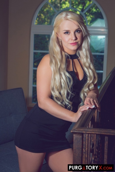 Горячая жена-блондинка Белла Джейн отсасывает мужчине на глазах у мужа-рогоносца 2