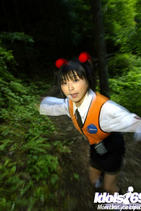 Улыбчивая студентка-азиатка показывает свои крошечные сиськи и пушистую пизду на открытом воздухе 6