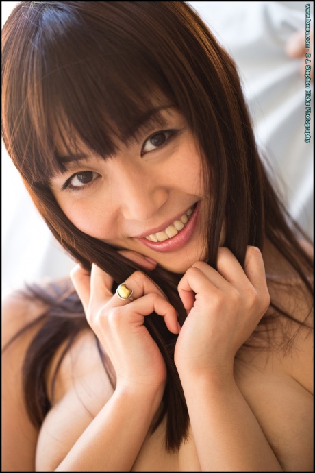 Симпатичная японская девушка Марика Хасэ раздвигает свои половые губки после того, как раздевается догола 10