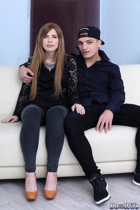 Татуированная женщина с длинными волосами трахается с другим мужчиной, пока муженек наблюдает 6