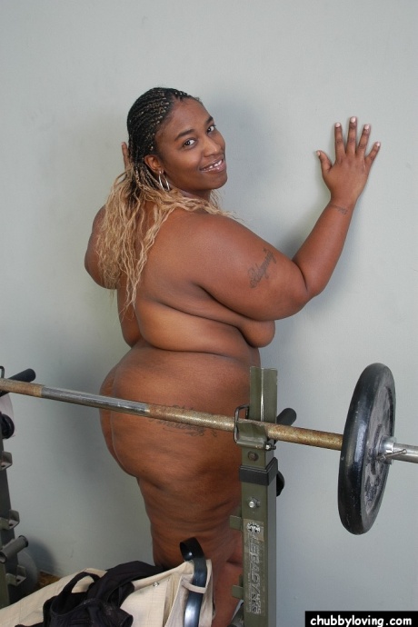 Черная жирная Лирико выпускает большие жирные сиськи на волю для сеанса ласк 13