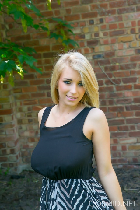 Грудастая блондинка Джоди снимает свою одежду на открытом воздухе, чтобы позагорать на своих отвисших сиськах 1