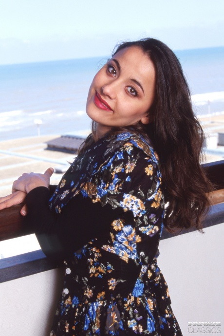 Брюнетка слизывает сперму с красных губ в конце групповухи 1