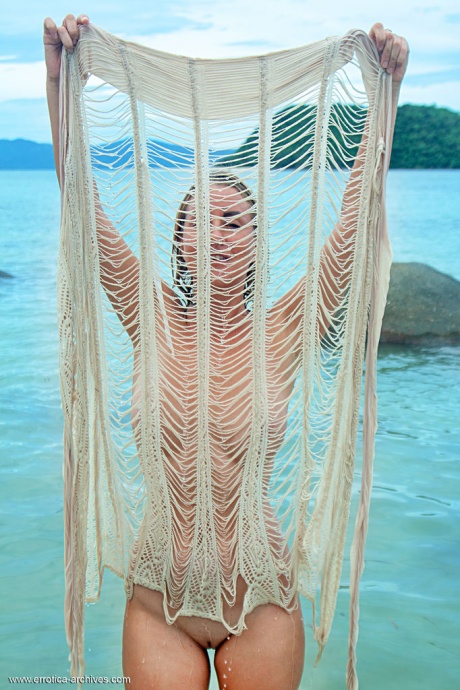 Горячая молоденькая Виктория полностью раздевается в океане 9