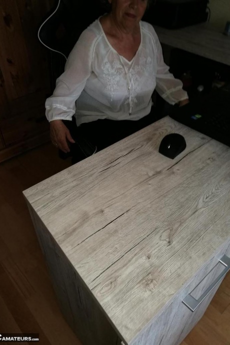 Возбужденная Ома засовывает фломастер в свою волосатую вагину в нейлоновых чулках с задним швом 1