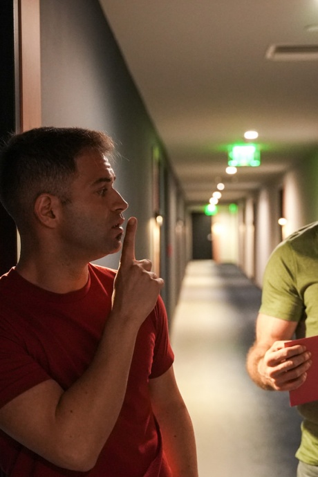 Белокурой леди Ники Ребел дарят цветы перед сексом с парой парней 2