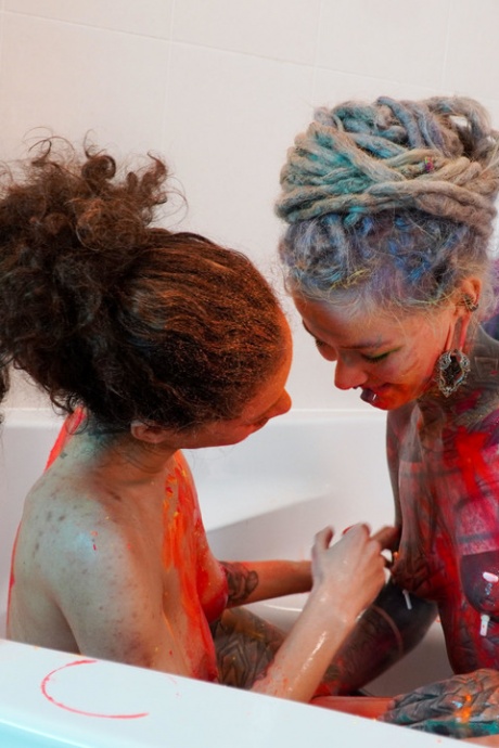 Альтернативные девушки Анускацц и Стейси Блум сжимают киски кулаками во время лесбийского секса в ванне 4