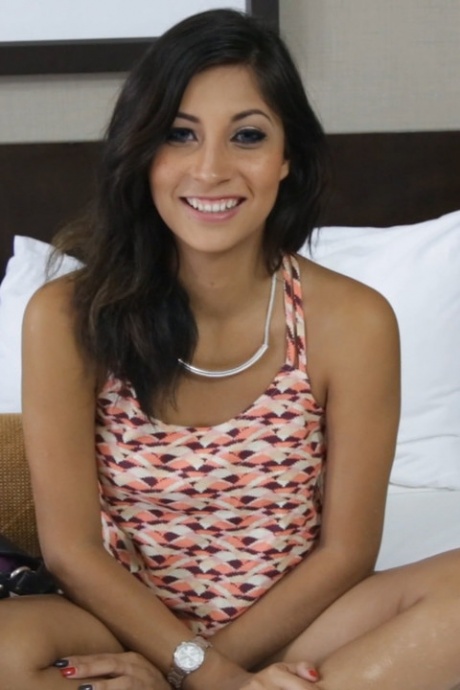 Молоденькая латиноамериканка Джейд Янцен и ее друг-мужчина снимают домашнее секс-видео 3