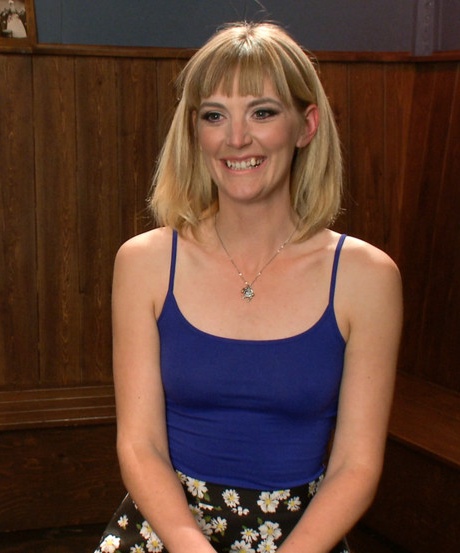 Блондинка получает сперму в открытый рот после унизительного публичного секса 1