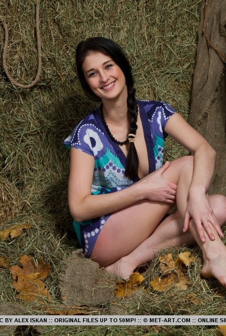 Темноволосая русская молоденькая Катя Эйс полностью раздевается в сеновальной комнате 3